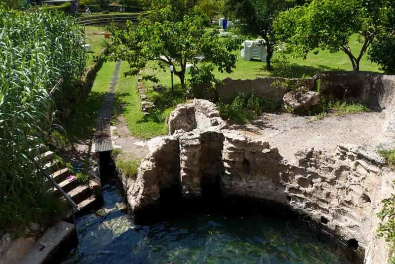 Explore the site's many thermal pools