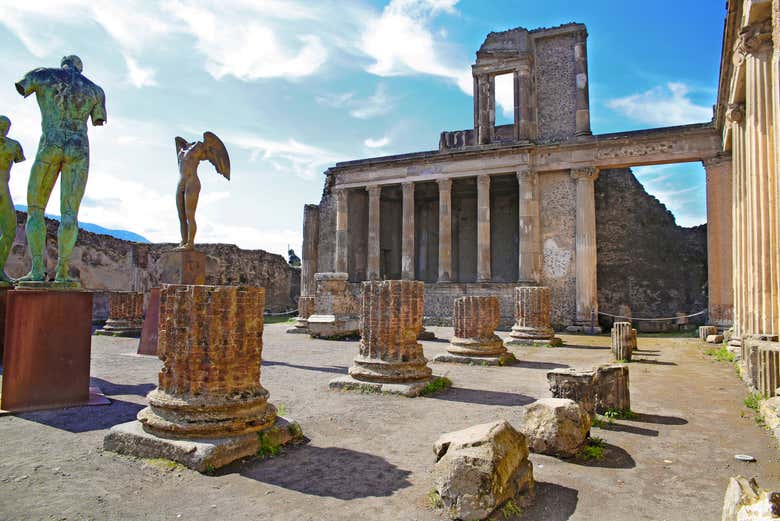 Enjoying the visit to Pompeii